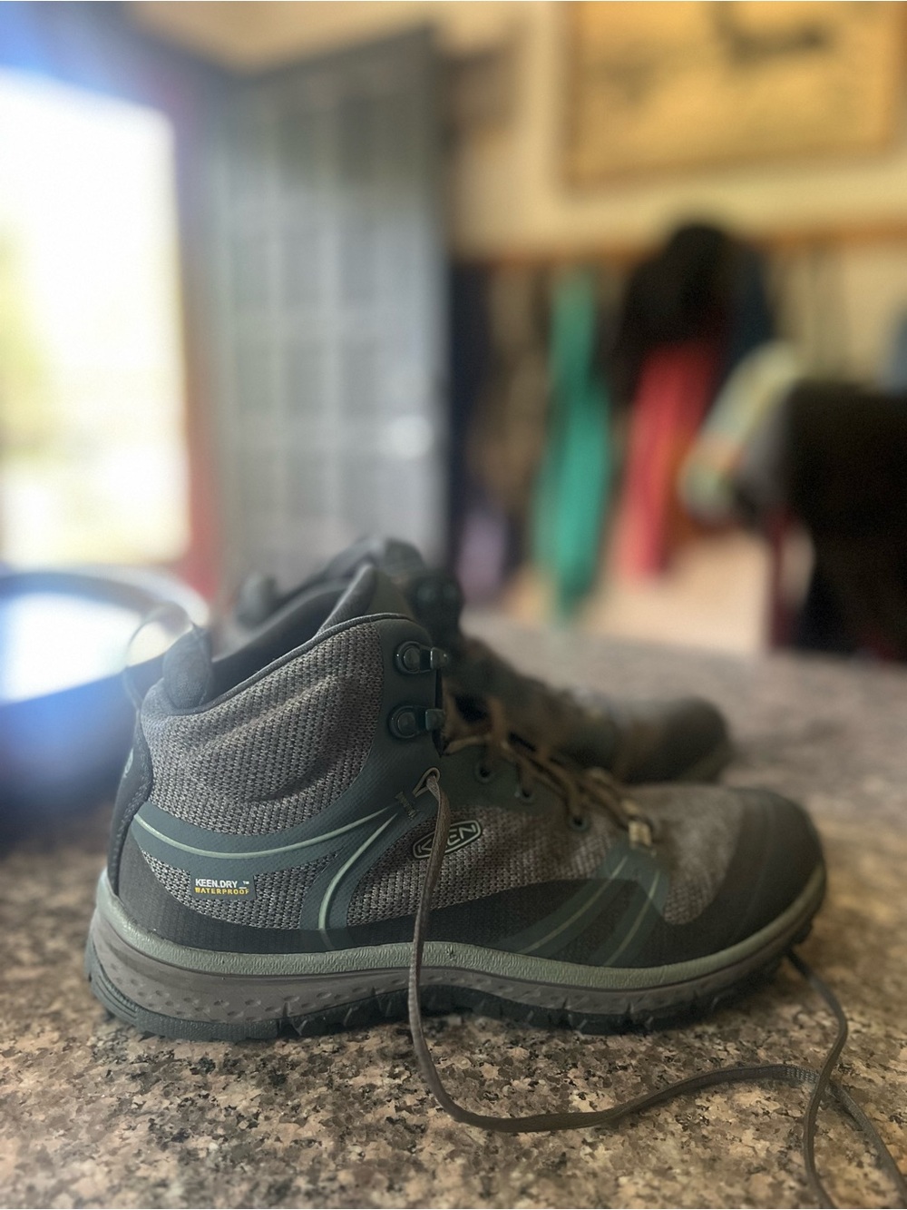 KEEN Women’s Mid-Height Waterproof Hiking Boots in Dark Gray & Teal Trim Size 8